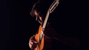 Daniel Casares y su guitarra