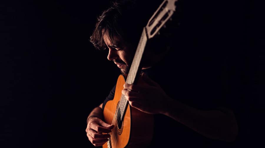 Daniel Casares y su guitarra