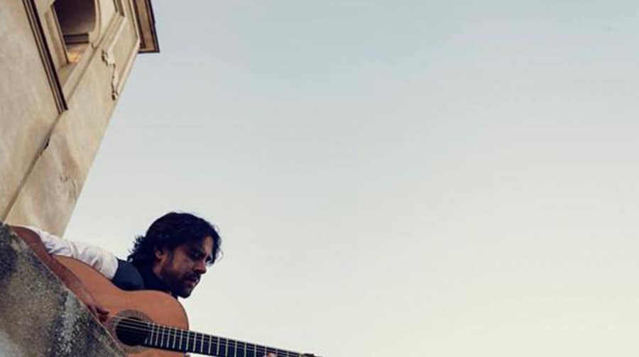 Daniel Casares tocando la guitarra española