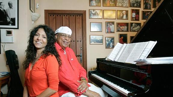 Foto: Mari Carmen Sánchez / Patricia Sosa posa con Chucho Valdés en Benalmádena.