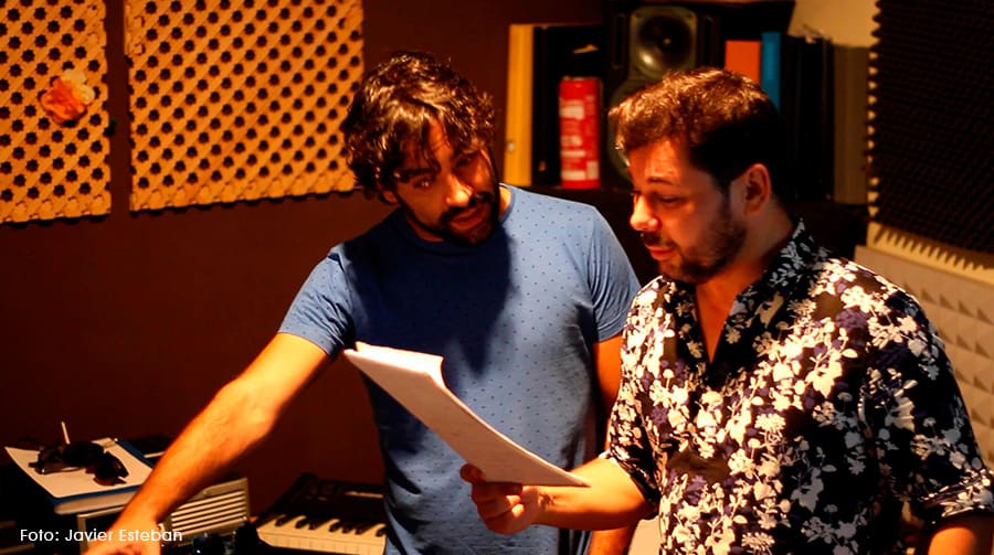 Dani Casares y Miguel Poveda en el estudio de grabación