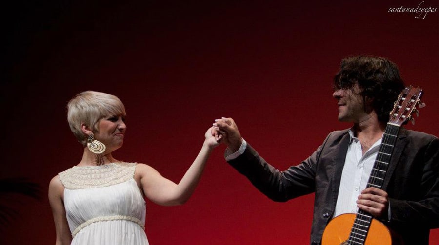 Dani Casares comparte escenario con Pasión Vega en un concierto benéfico.