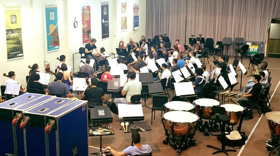 Dani Casares ensaya junto con la orquesta sinfónica de Cesgranrio, Brasil.