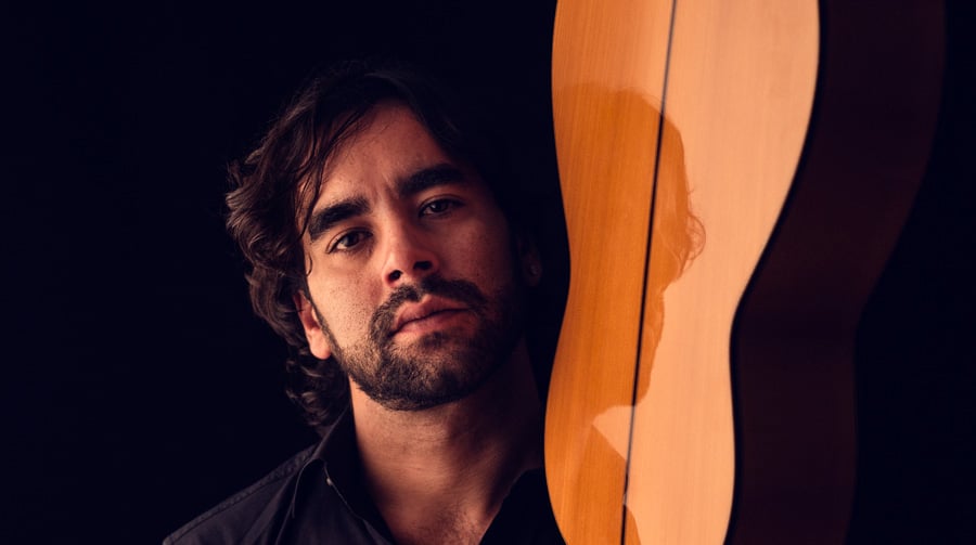 Dani Casares posa con su guitarra, foto de Nicolò Guasti